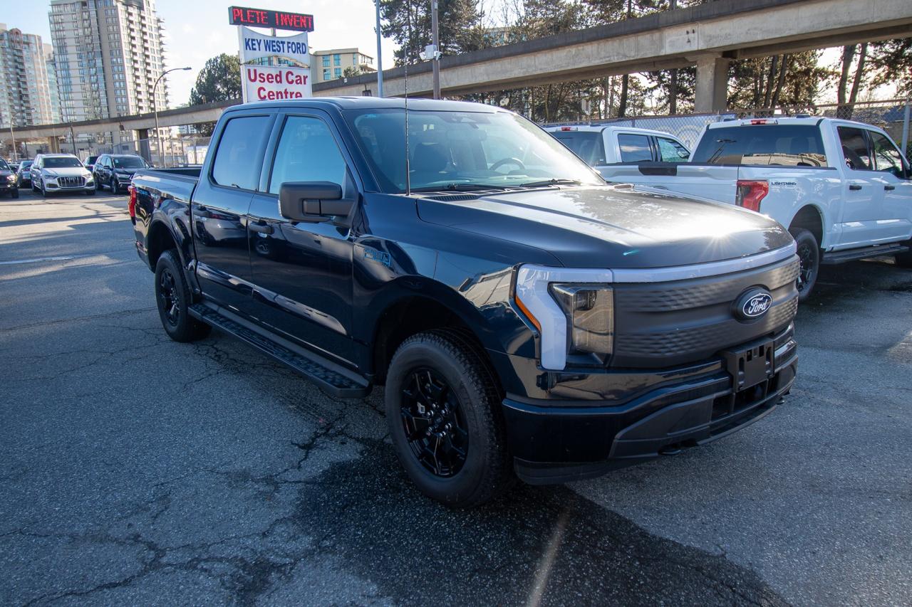 2025 Ford F-150 Lightning XLT 4WD SuperCrew 5.5' Box Photo4