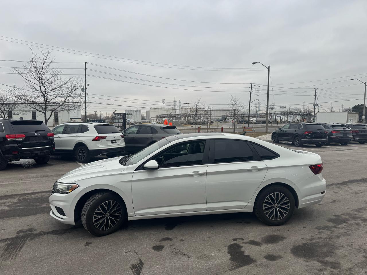 2019 Volkswagen Jetta HIGHLINE LEATHER PAN/ROOF A/CARPLAY B/SPOT CAMERA Photo2
