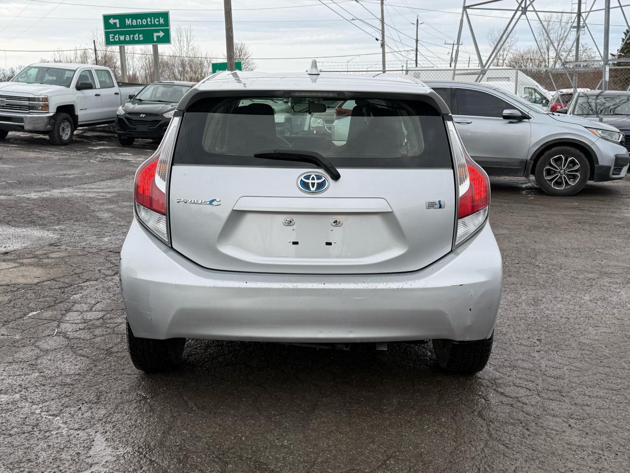 2016 Toyota Prius c 5 Door HB Photo3