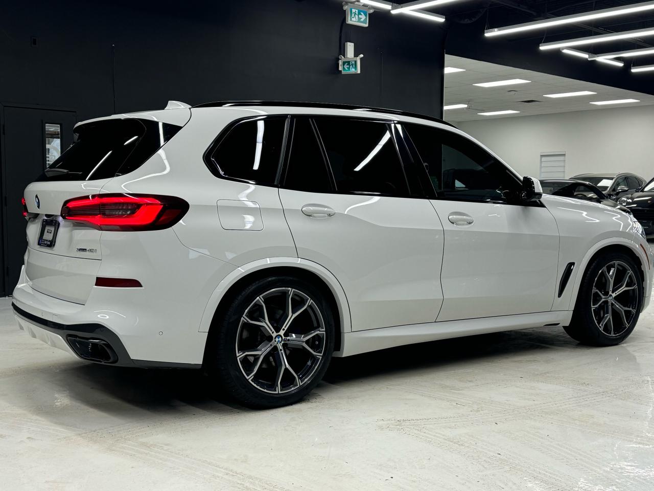 2022 BMW X5 M SPORT|7PASS|SKY LOUNGE|CRYSTAL SHIFT|ONE OWNER| Photo3