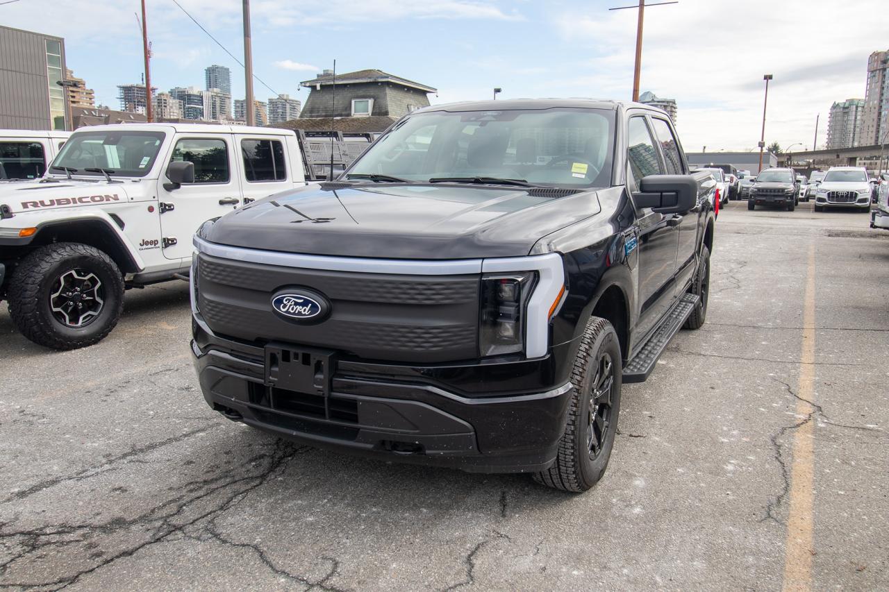 2025 Ford F-150 Lightning XLT 4WD SuperCrew 5.5' Box Photo1