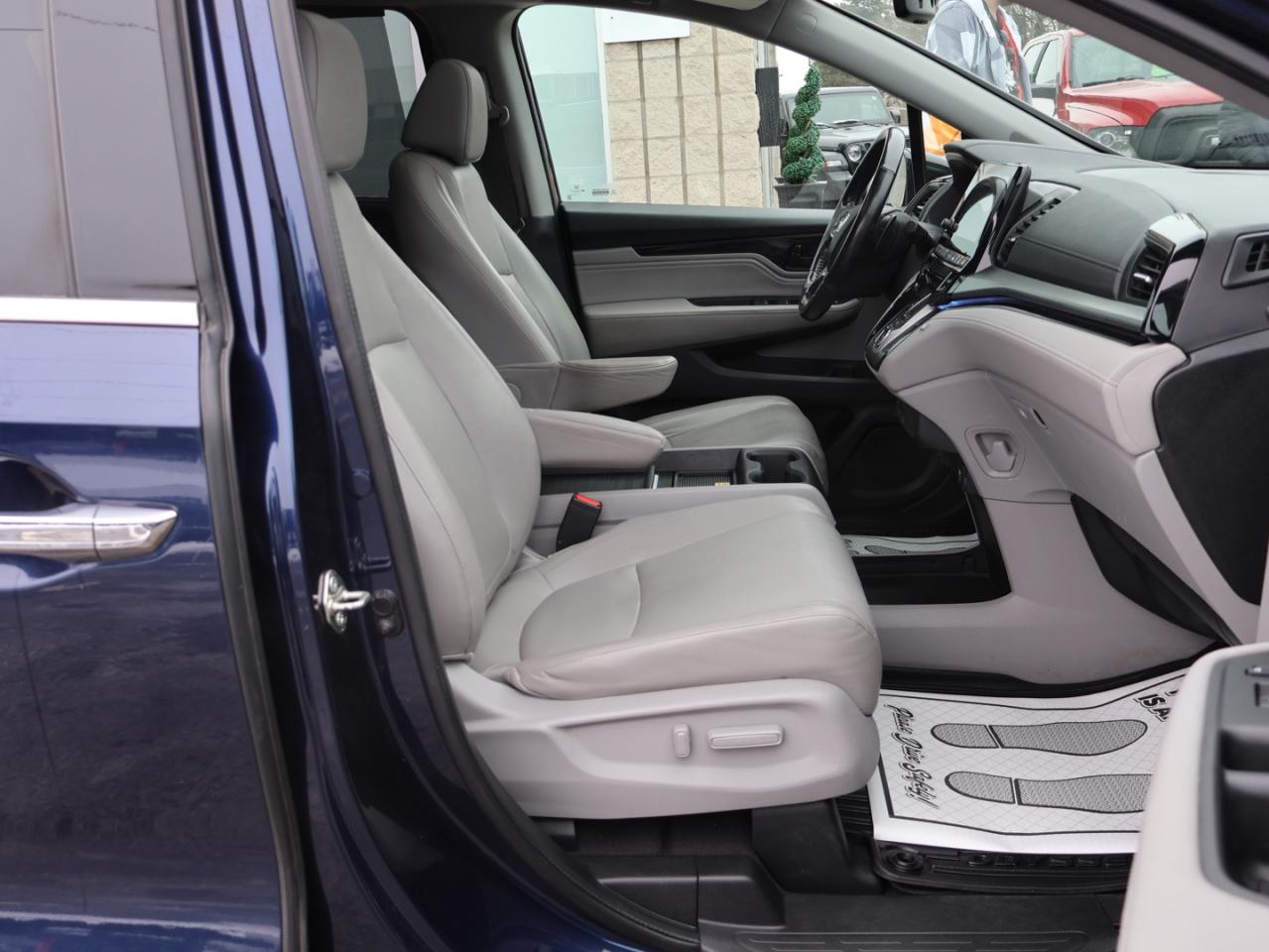 2018 Honda Odyssey TOURING CERTIFIED *1 OWNER* CAMERA NAV DVD LEATHER HEATED SEATS SUNROOF CRUISE ALLOYS Photo