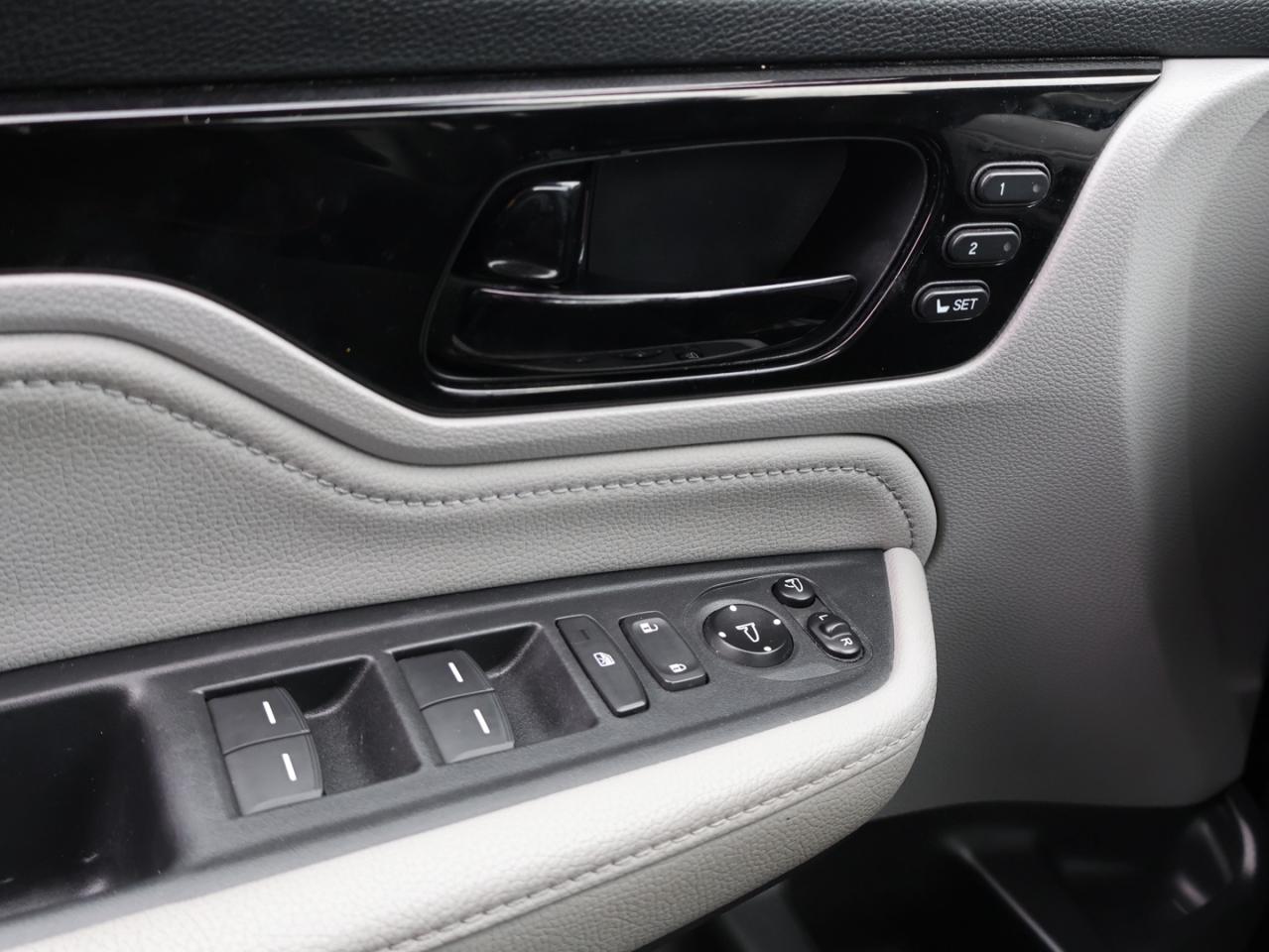 2018 Honda Odyssey TOURING CERTIFIED *1 OWNER* CAMERA NAV DVD LEATHER HEATED SEATS SUNROOF CRUISE ALLOYS Photo