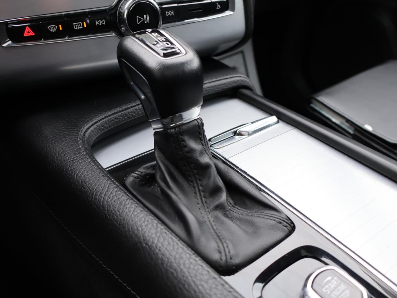 2018 Volvo XC90 T5 MOMENTUM AWD CERTIFIED *1 OWNER*ACCIDENT FREE* CAMERA NAV BLUETOOTH LEATHER HEATED SEATS PANO ROOF CRUISE ALLOYS Photo