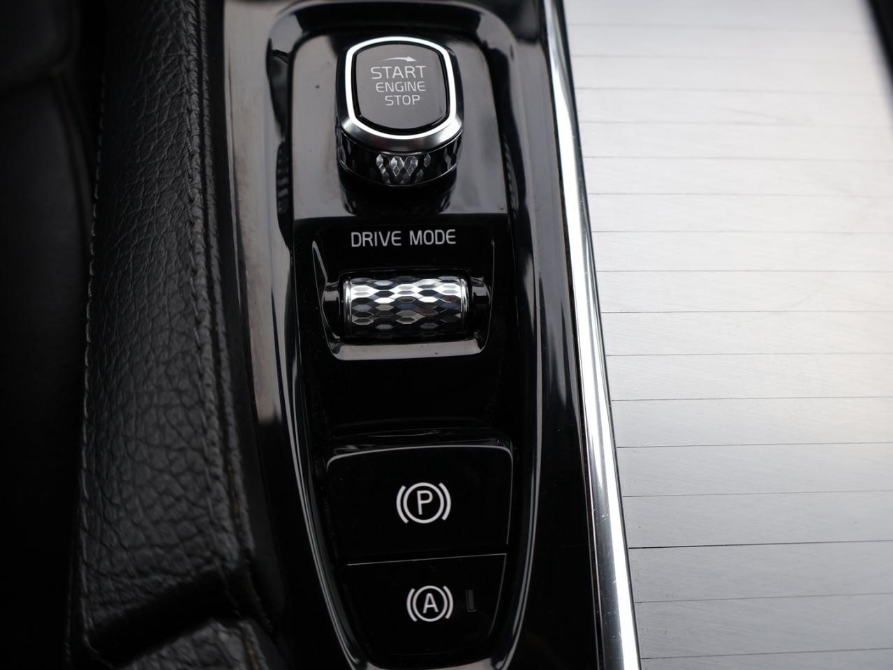 2018 Volvo XC90 T5 MOMENTUM AWD CERTIFIED *1 OWNER*ACCIDENT FREE* CAMERA NAV BLUETOOTH LEATHER HEATED SEATS PANO ROOF CRUISE ALLOYS Photo