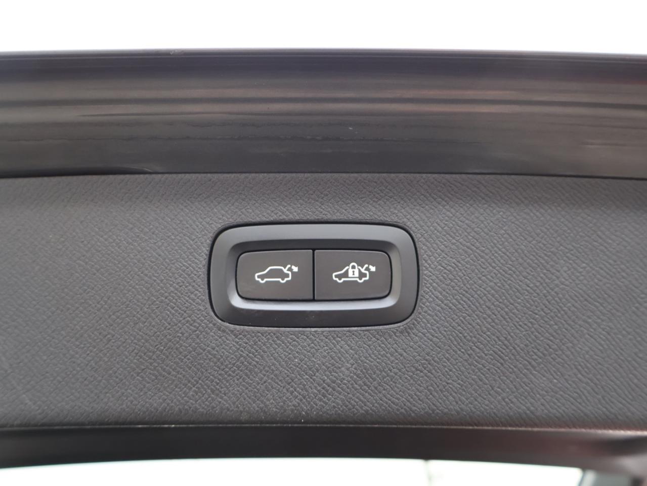 2018 Volvo XC90 T5 MOMENTUM AWD CERTIFIED *1 OWNER*ACCIDENT FREE* CAMERA NAV BLUETOOTH LEATHER HEATED SEATS PANO ROOF CRUISE ALLOYS Photo