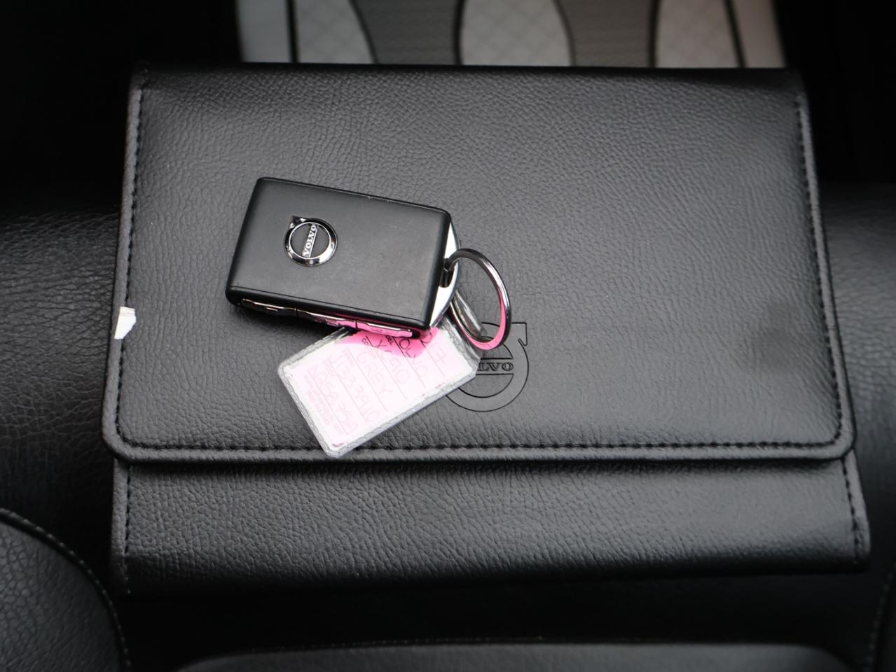 2018 Volvo XC90 T5 MOMENTUM AWD CERTIFIED *1 OWNER*ACCIDENT FREE* CAMERA NAV BLUETOOTH LEATHER HEATED SEATS PANO ROOF CRUISE ALLOYS Photo