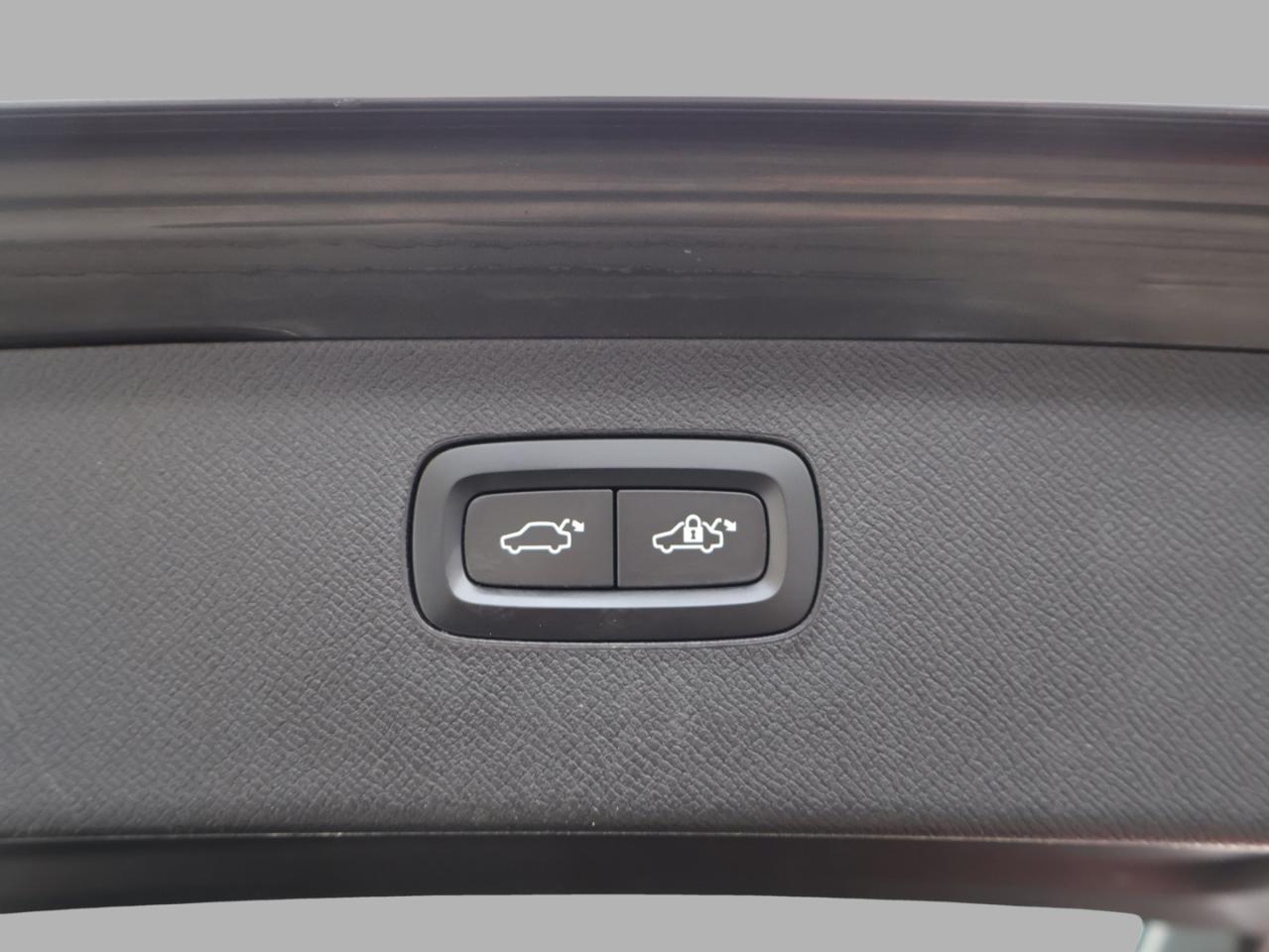 2018 Volvo XC90 T5 MOMENTUM AWD CERTIFIED *1 OWNER*ACCIDENT FREE* CAMERA NAV BLUETOOTH LEATHER HEATED SEATS PANO ROOF CRUISE ALLOYS Photo