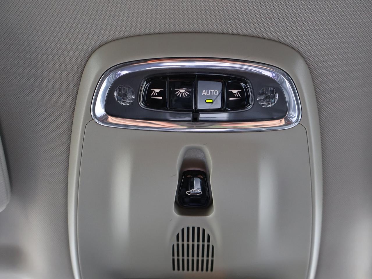 2018 Volvo XC90 T5 MOMENTUM AWD CERTIFIED *1 OWNER*ACCIDENT FREE* CAMERA NAV BLUETOOTH LEATHER HEATED SEATS PANO ROOF CRUISE ALLOYS Photo