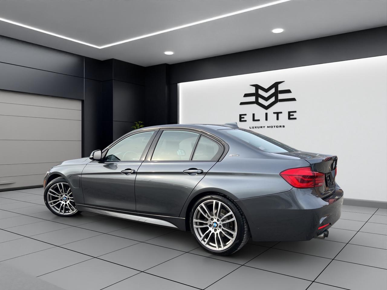 2016 BMW 3 Series 330e Plug-In Hybrid - M-Sport Pkg !! Photo