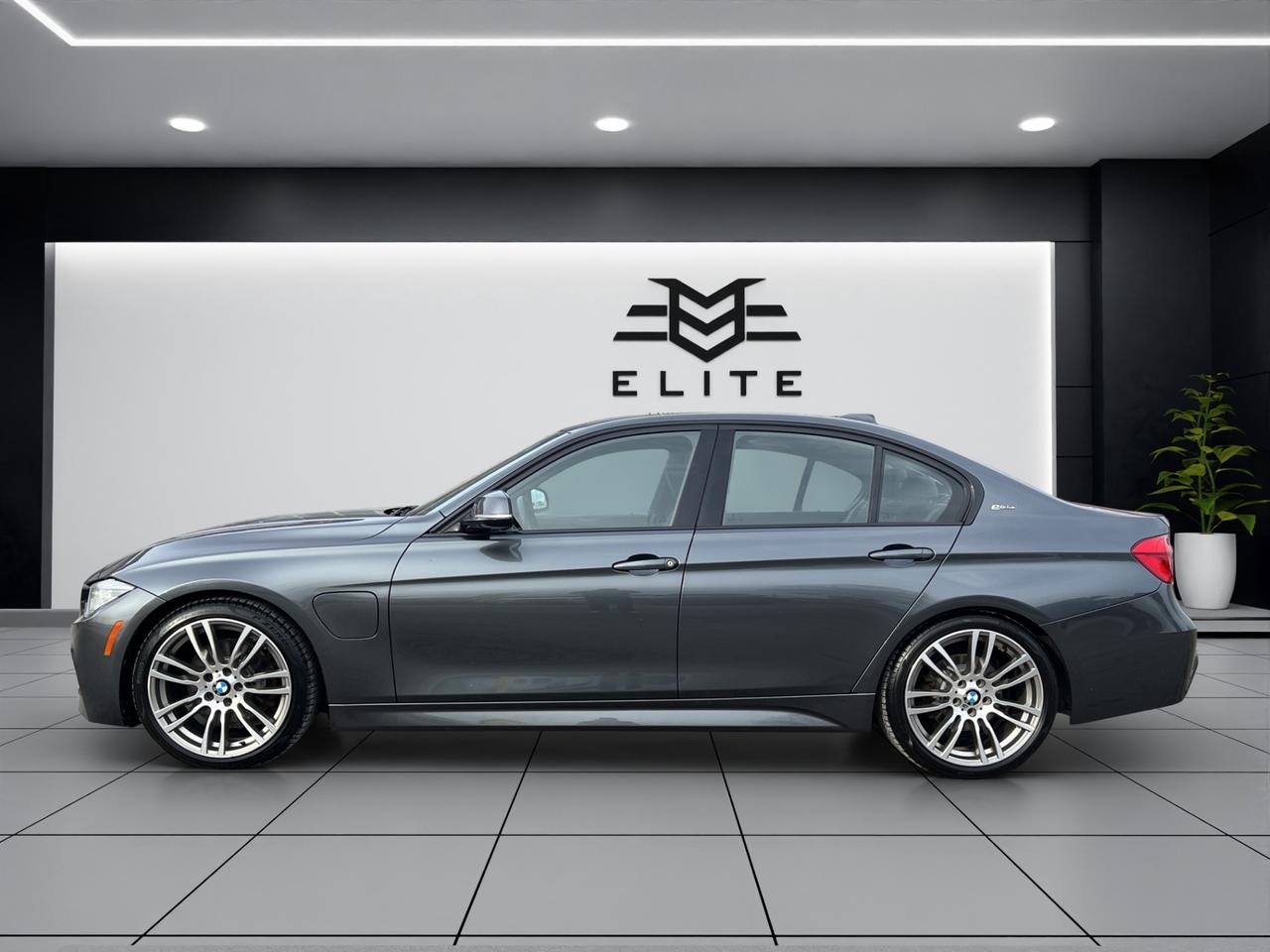 2016 BMW 3 Series 330e Plug-In Hybrid - M-Sport Pkg !! Photo