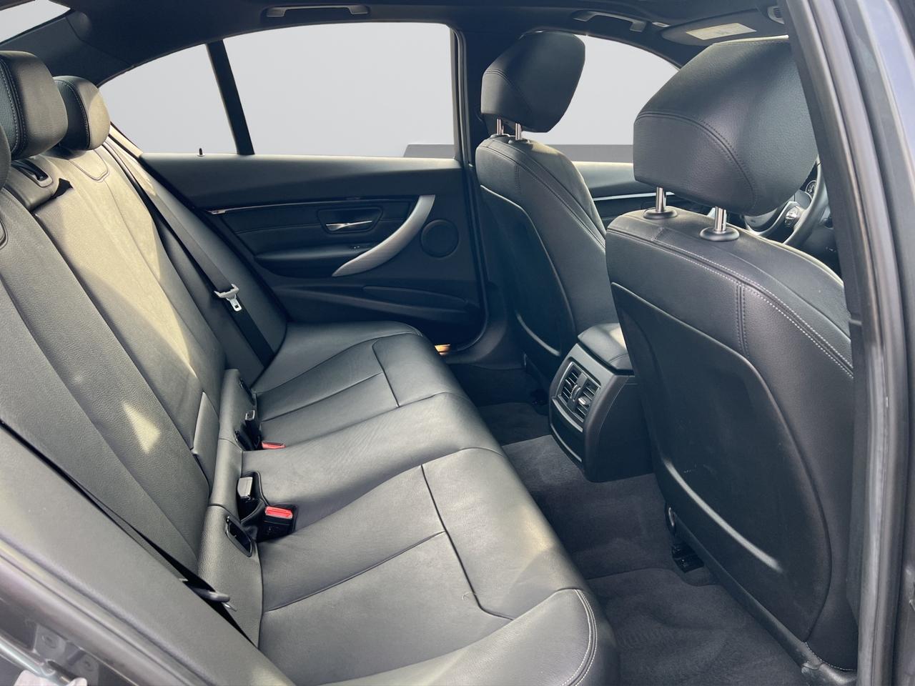 2016 BMW 3 Series 330e Plug-In Hybrid - M-Sport Pkg !! Photo