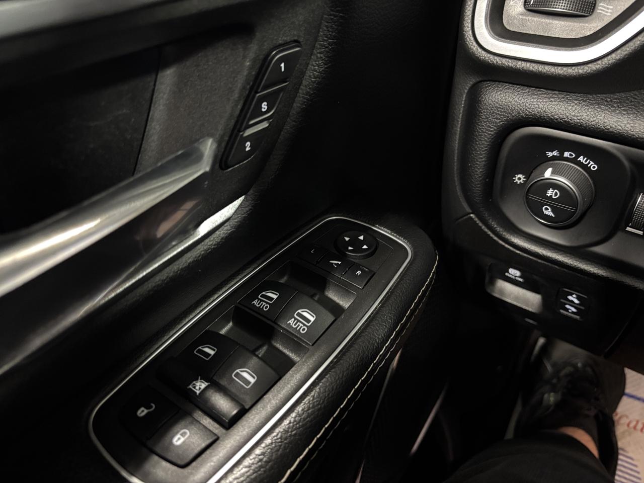 2022 RAM 1500 Laramie|V8HEMI|4WD|CREW|NAV|ALPINE|LEATHER|WOOD|++ Photo