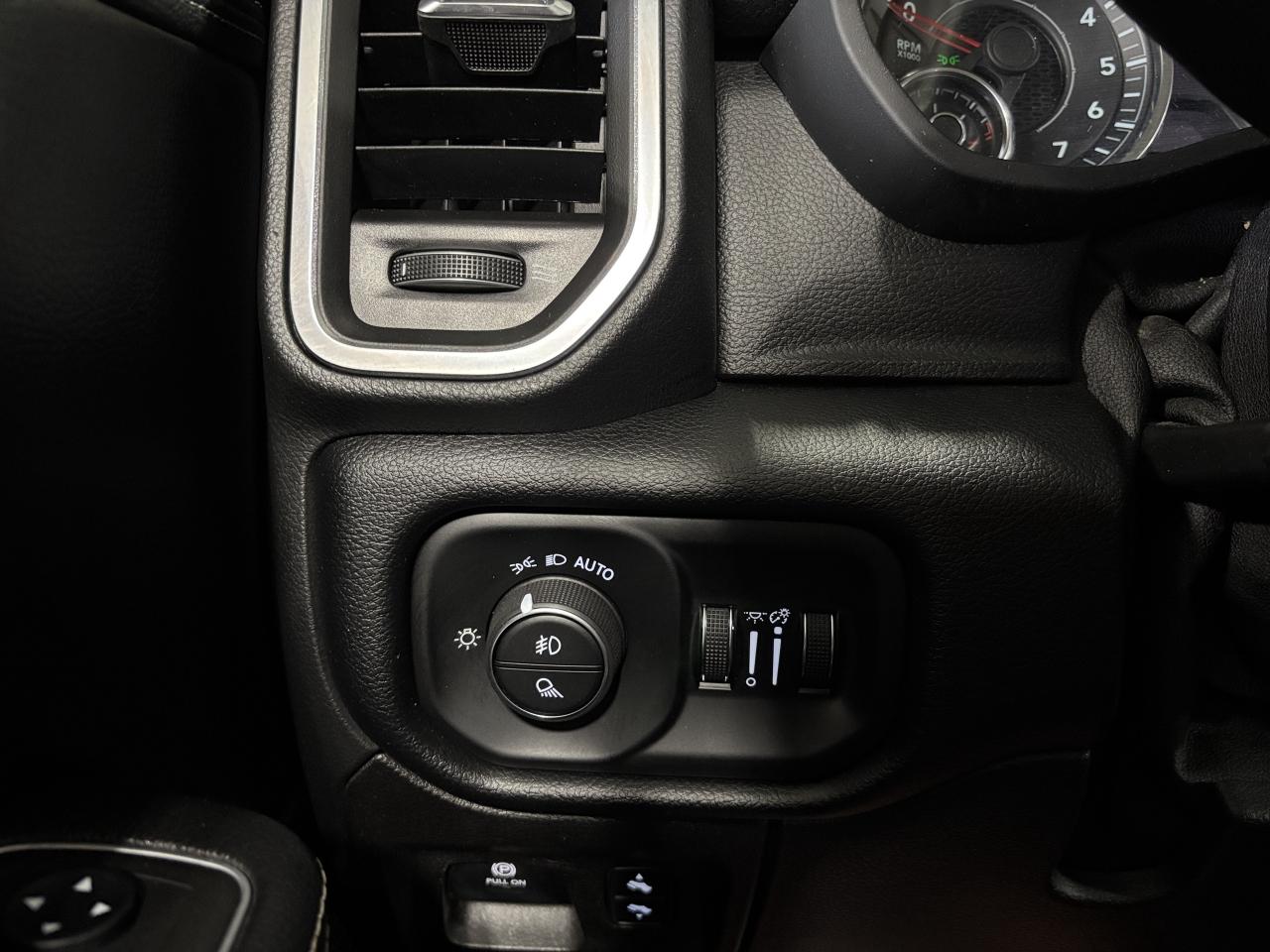 2022 RAM 1500 Laramie|V8HEMI|4WD|CREW|NAV|ALPINE|LEATHER|WOOD|++ Photo