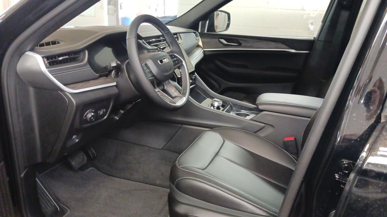 2025 Jeep Grand Cherokee LIMITED 4X4 Photo