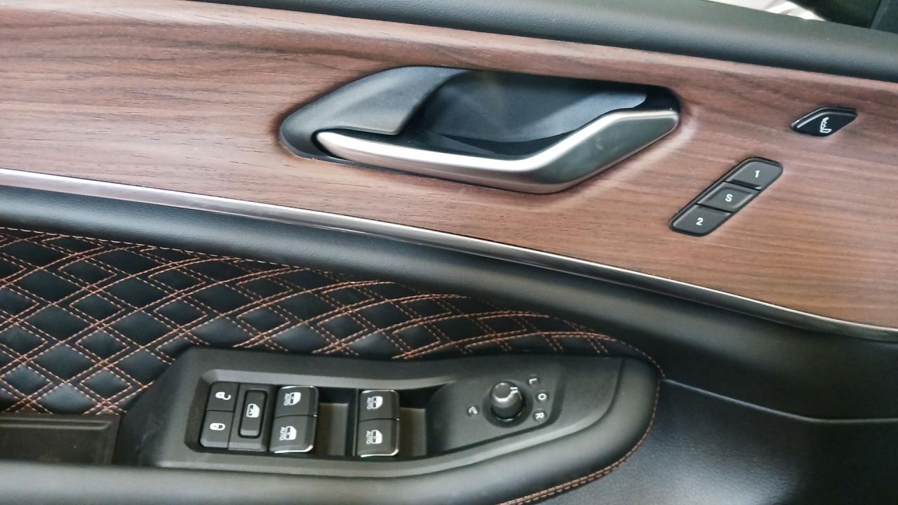 2025 Jeep Grand Cherokee Summit 4x4 Photo