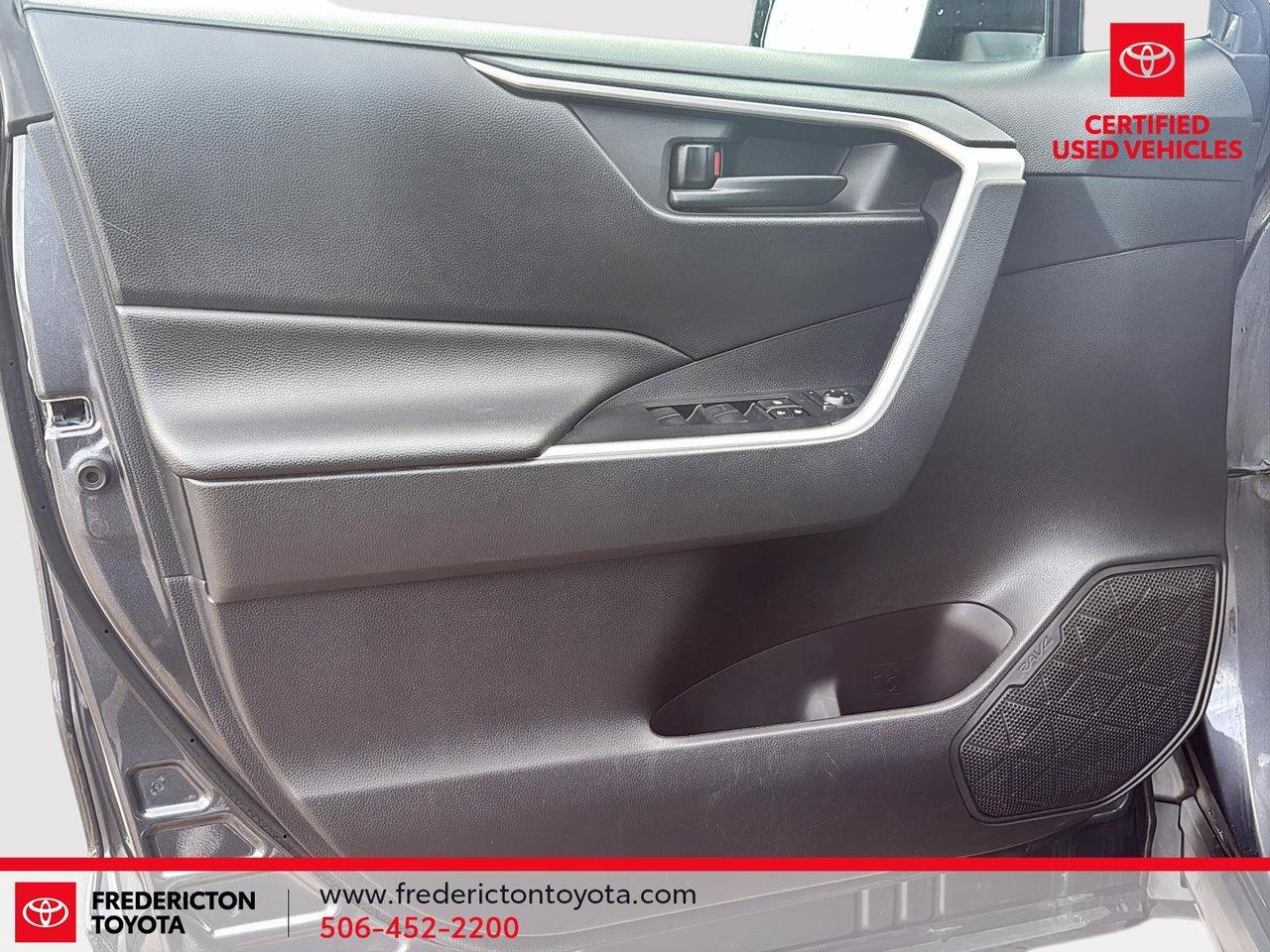 2020 Toyota RAV4 Hybrid LE Photo