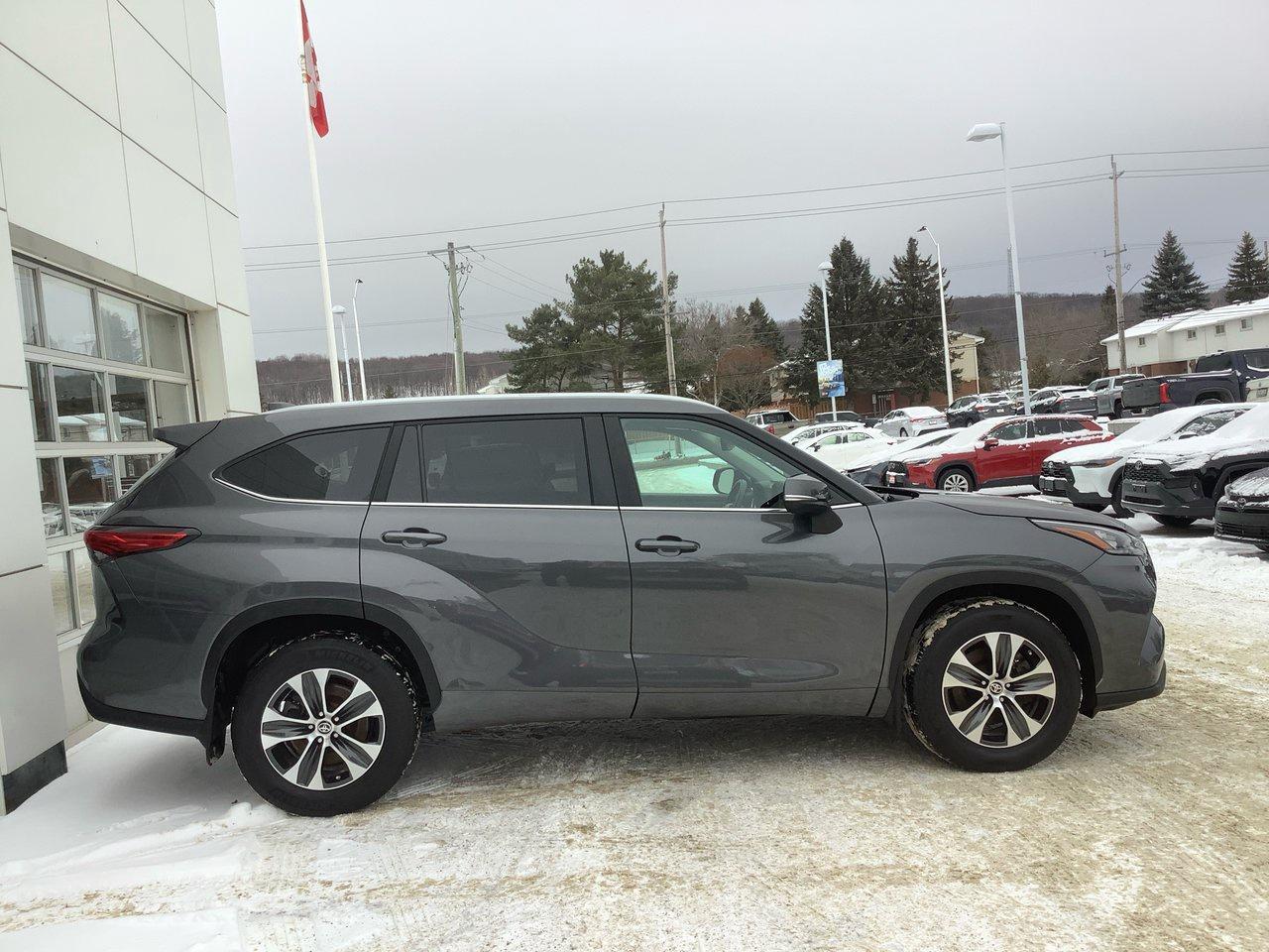 2023 Toyota Highlander  Photo3