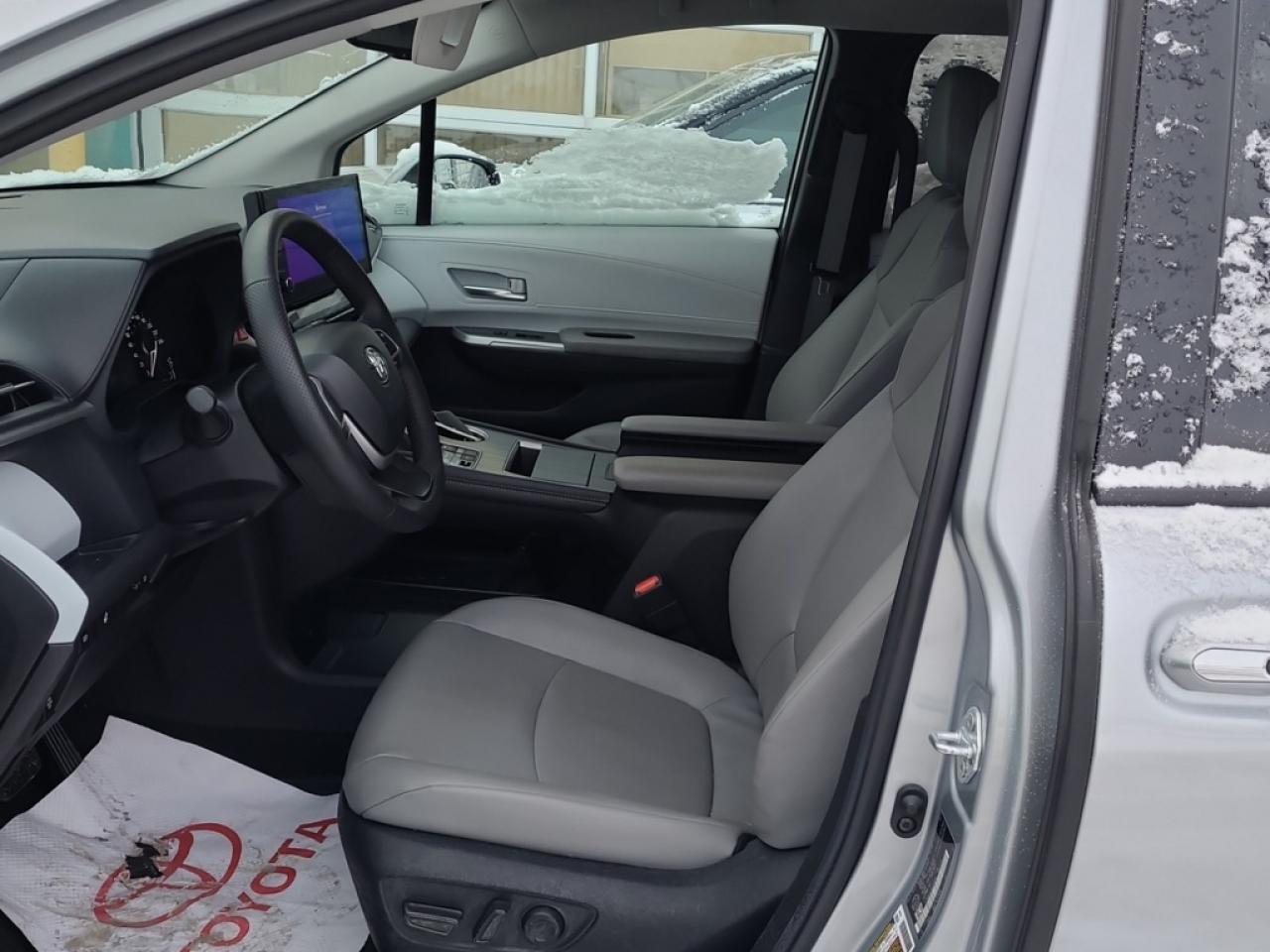 2025 Toyota Sienna XLE 8-Passenger  - Sunroof - $165.55 /Wk Photo