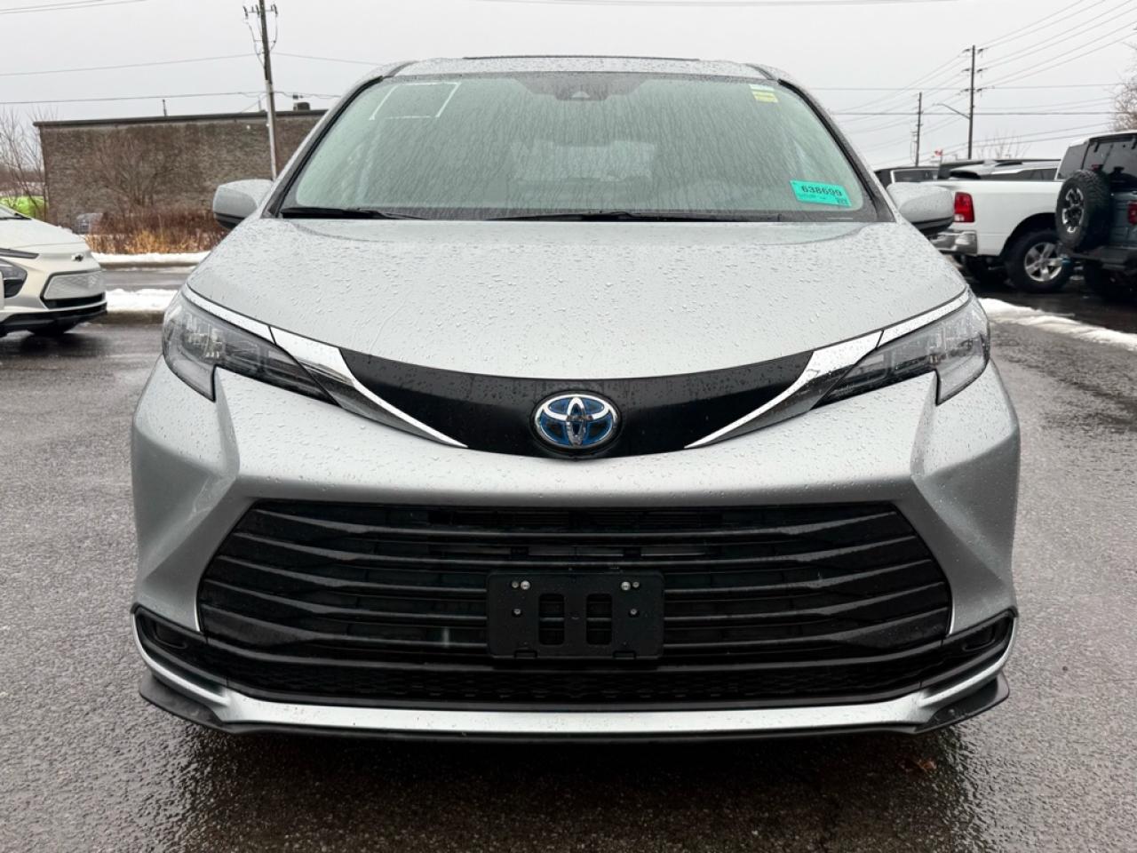 2025 Toyota Sienna XLE 8-Passenger  - Sunroof - $165.55 /Wk Photo