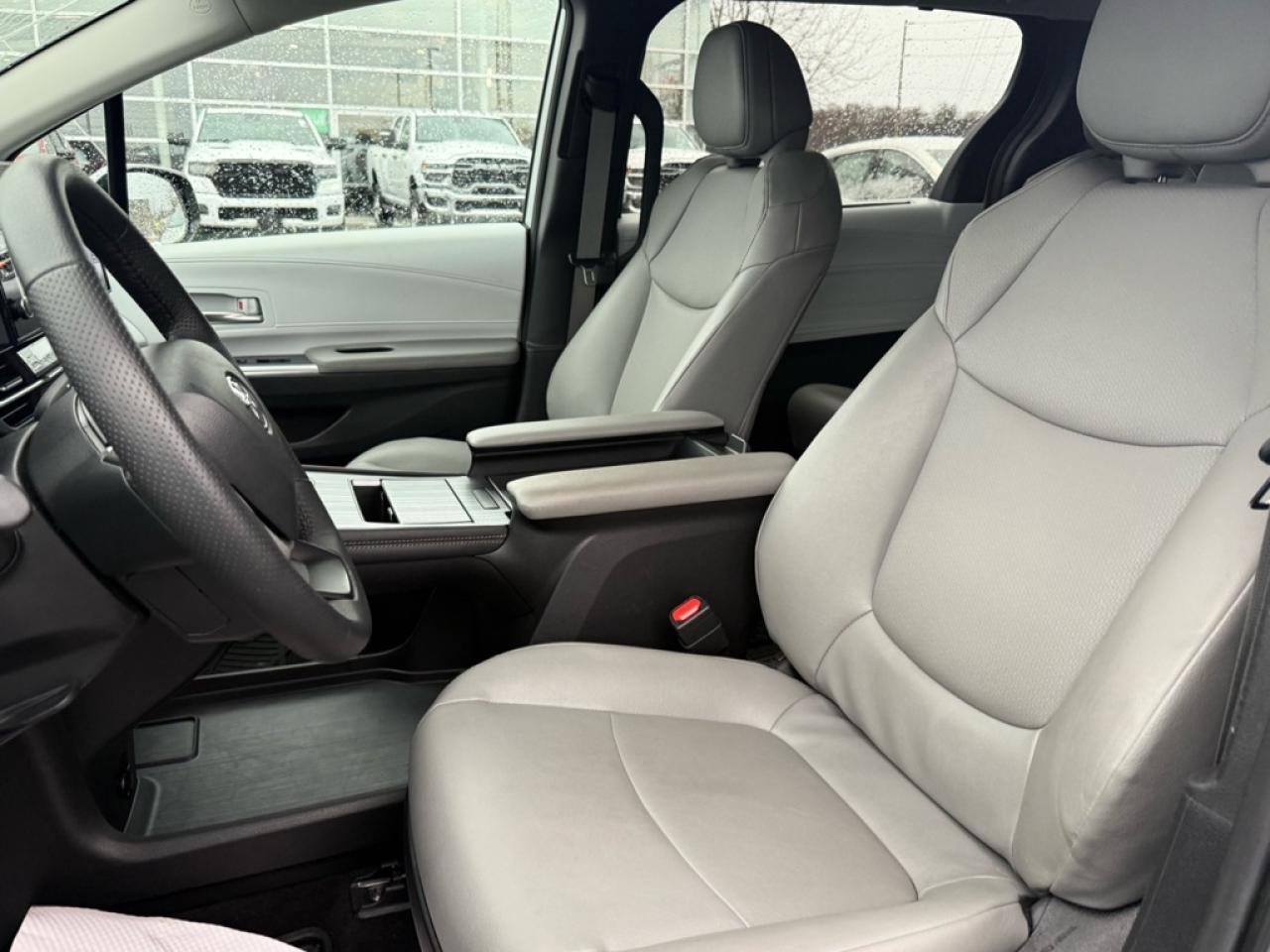 2025 Toyota Sienna XLE 8-Passenger  - Sunroof - $165.55 /Wk Photo