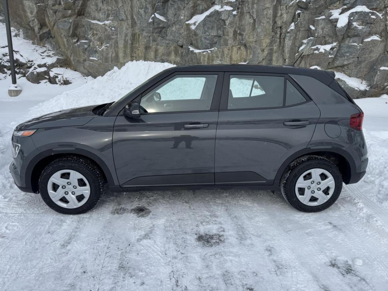 2025 Hyundai Venue Essential IVT w/Two-Tone Photo3