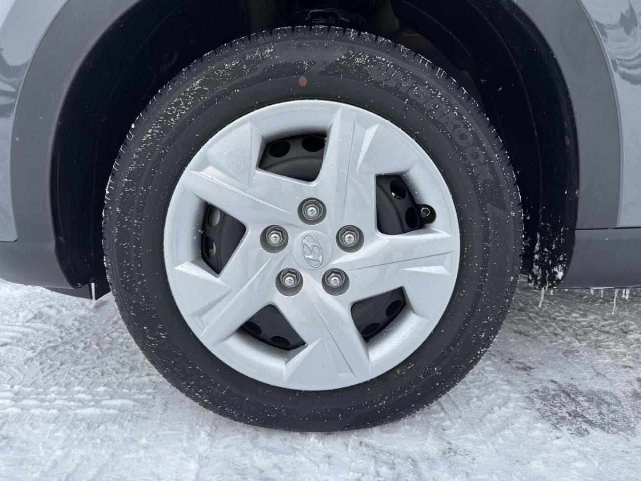 2025 Hyundai Venue Essential IVT w/Two-Tone Photo