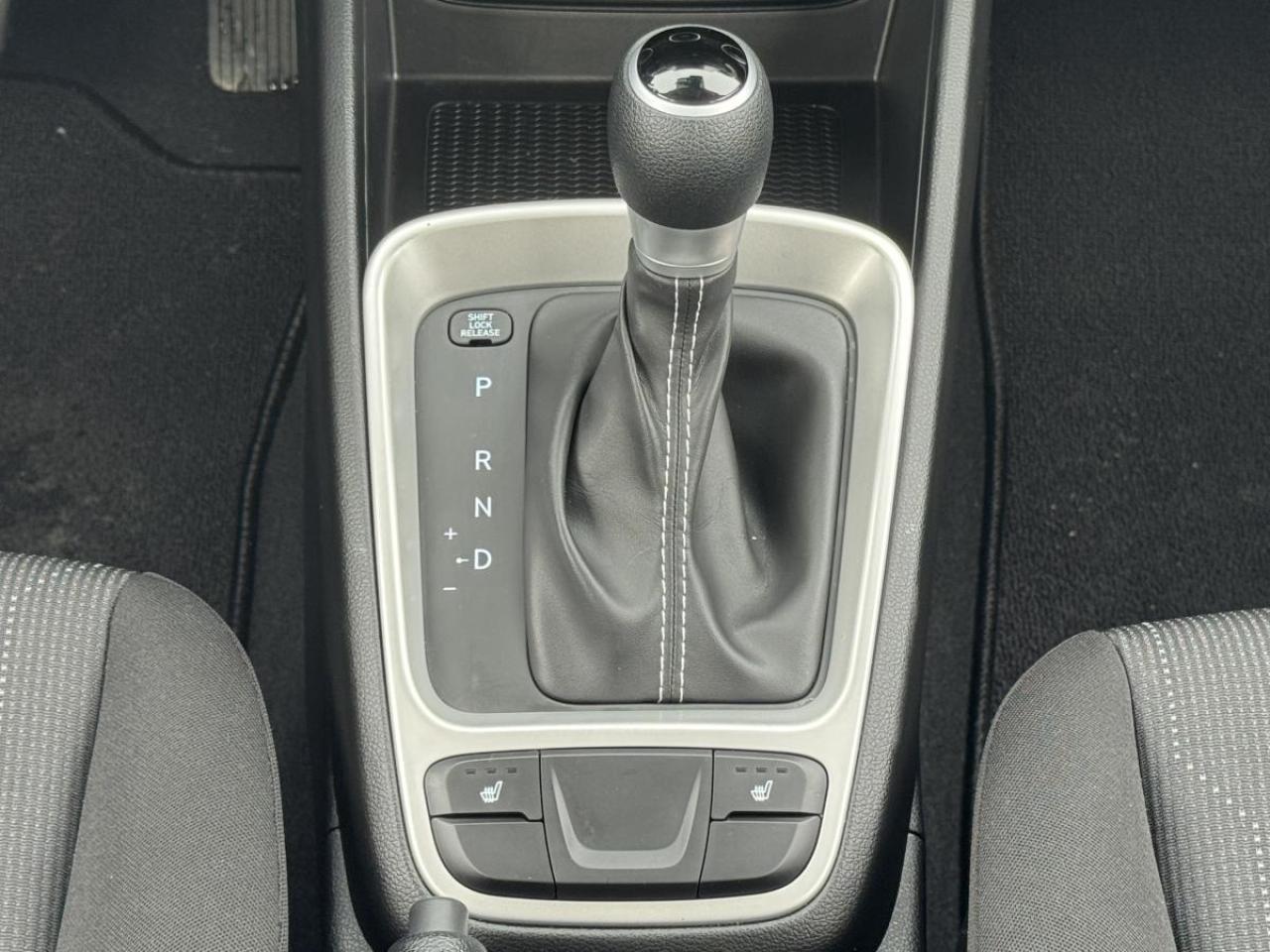 2025 Hyundai Venue Essential IVT w/Two-Tone Photo