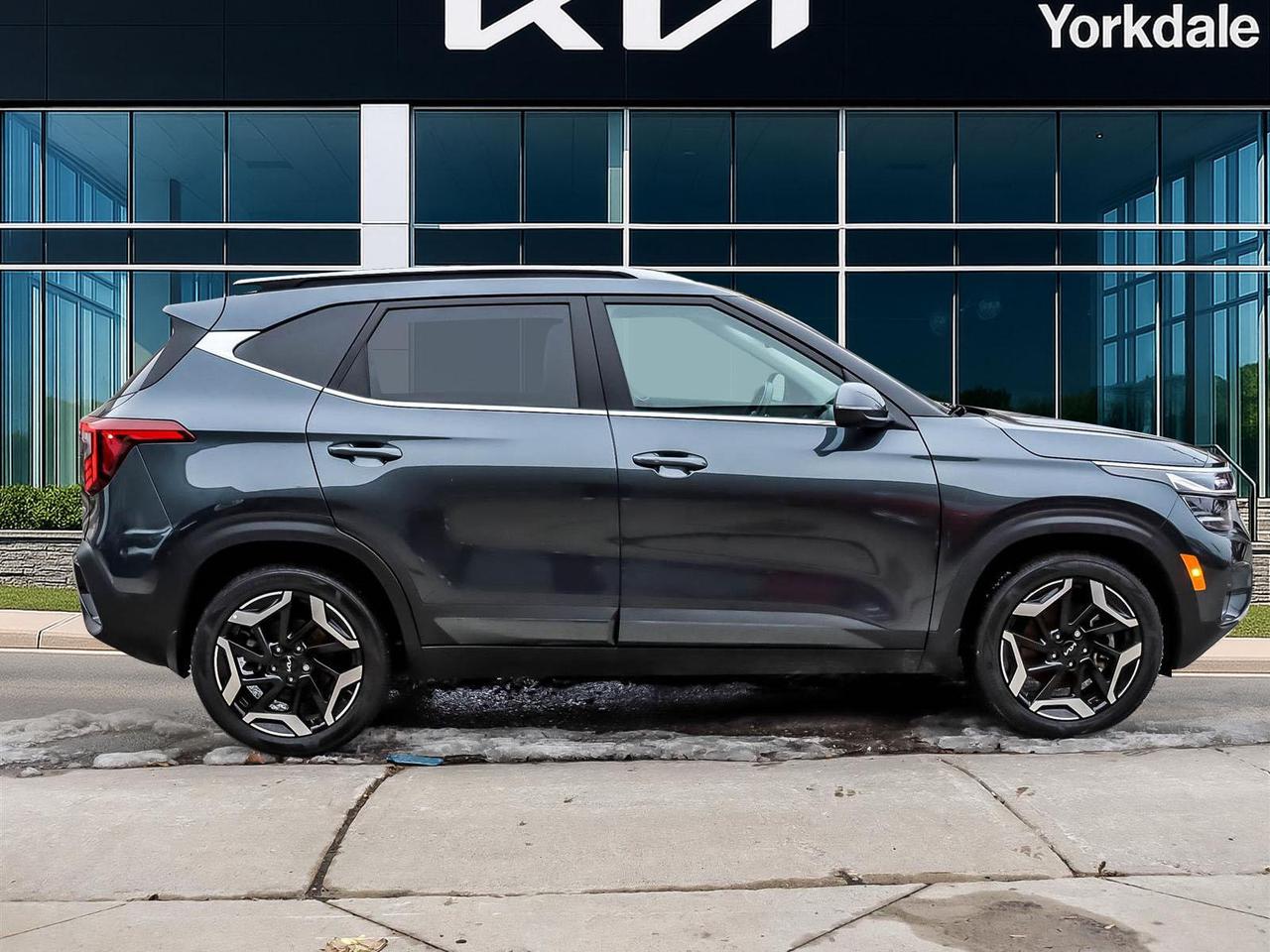 2025 Kia Seltos SX w/Black Interior Photo2