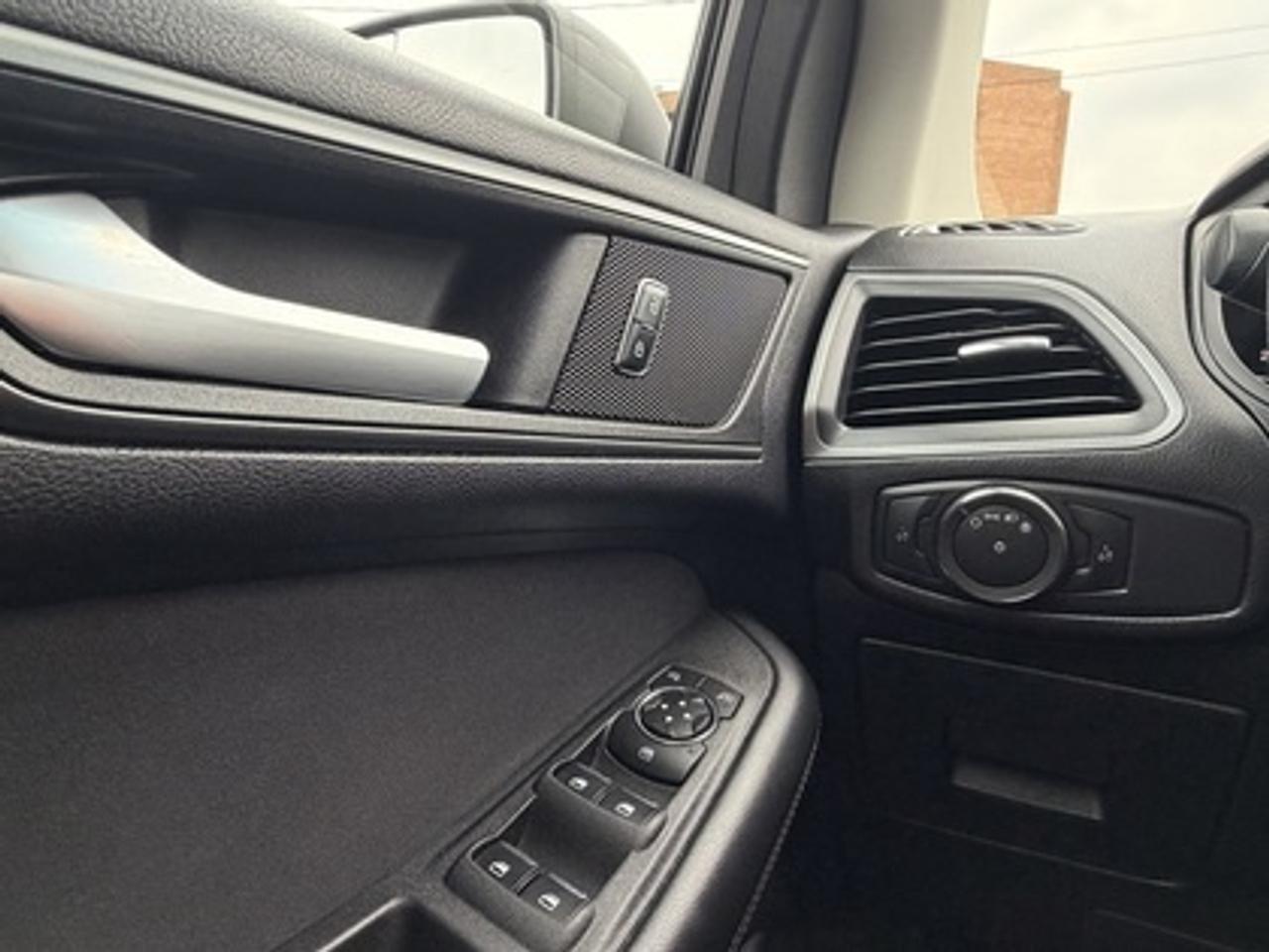 2015 Ford Edge SE FWD Photo