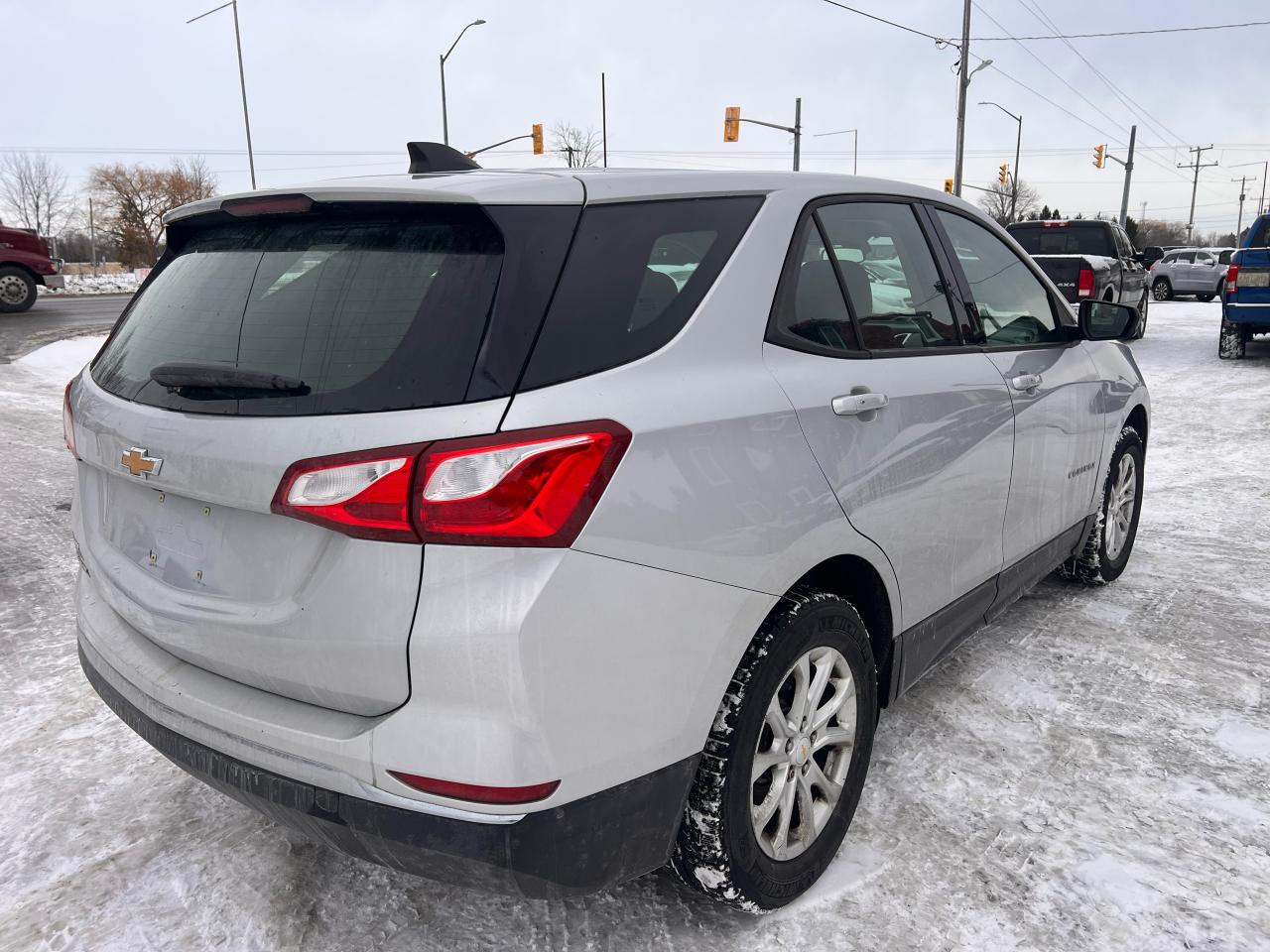 2018 Chevrolet Equinox LS Photo2