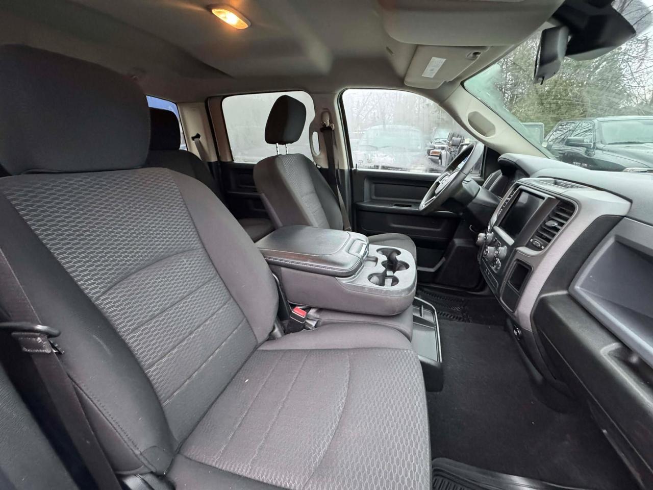 2019 RAM 1500 Classic EXPRESS 4X4 CREW CAB 5'7" BOX - Photo #9