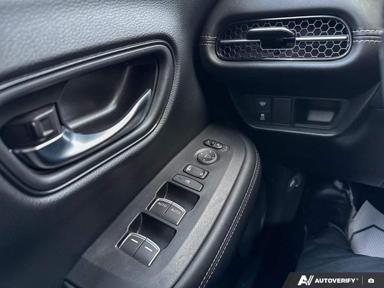 2023 Honda HR-V EX-L / LEATHER / ROOF / NAV / BLINDSPOT / AWD Photo