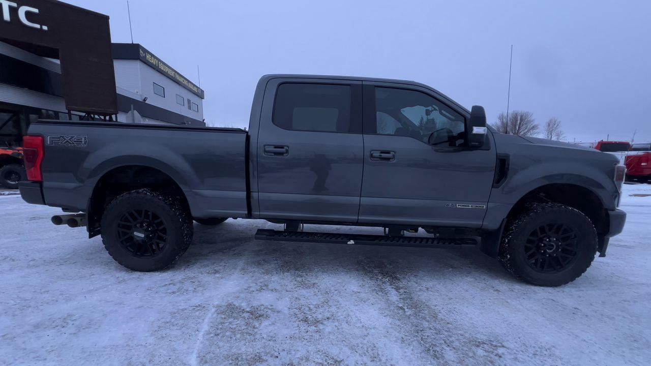 2020 Ford F-250 Lariat 4X4, MOONROOF, HEATED LEATHER SEATS, NAV, BACK UP CAM, HEATED STEERING WHEEL!! Photo