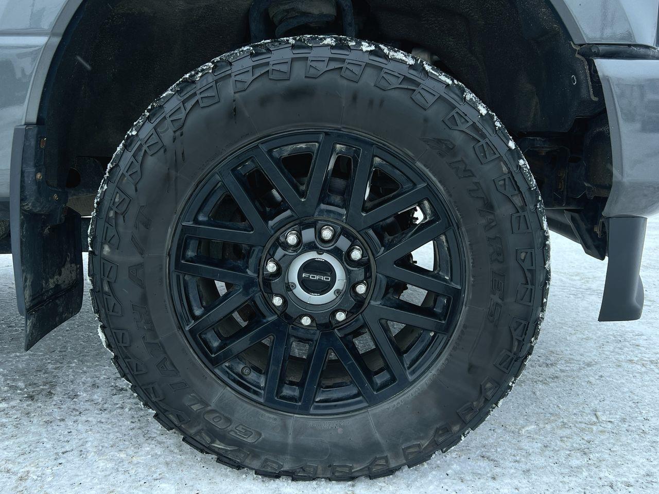 2020 Ford F-250 Lariat 4X4, MOONROOF, HEATED LEATHER SEATS, NAV, BACK UP CAM, HEATED STEERING WHEEL!! Photo