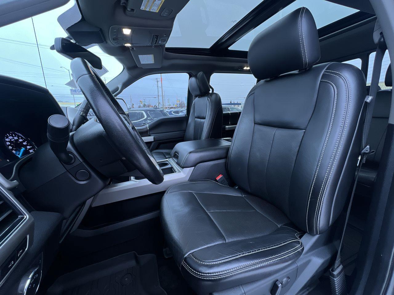 2020 Ford F-250 Lariat 4X4, MOONROOF, HEATED LEATHER SEATS, NAV, BACK UP CAM, HEATED STEERING WHEEL!! Photo