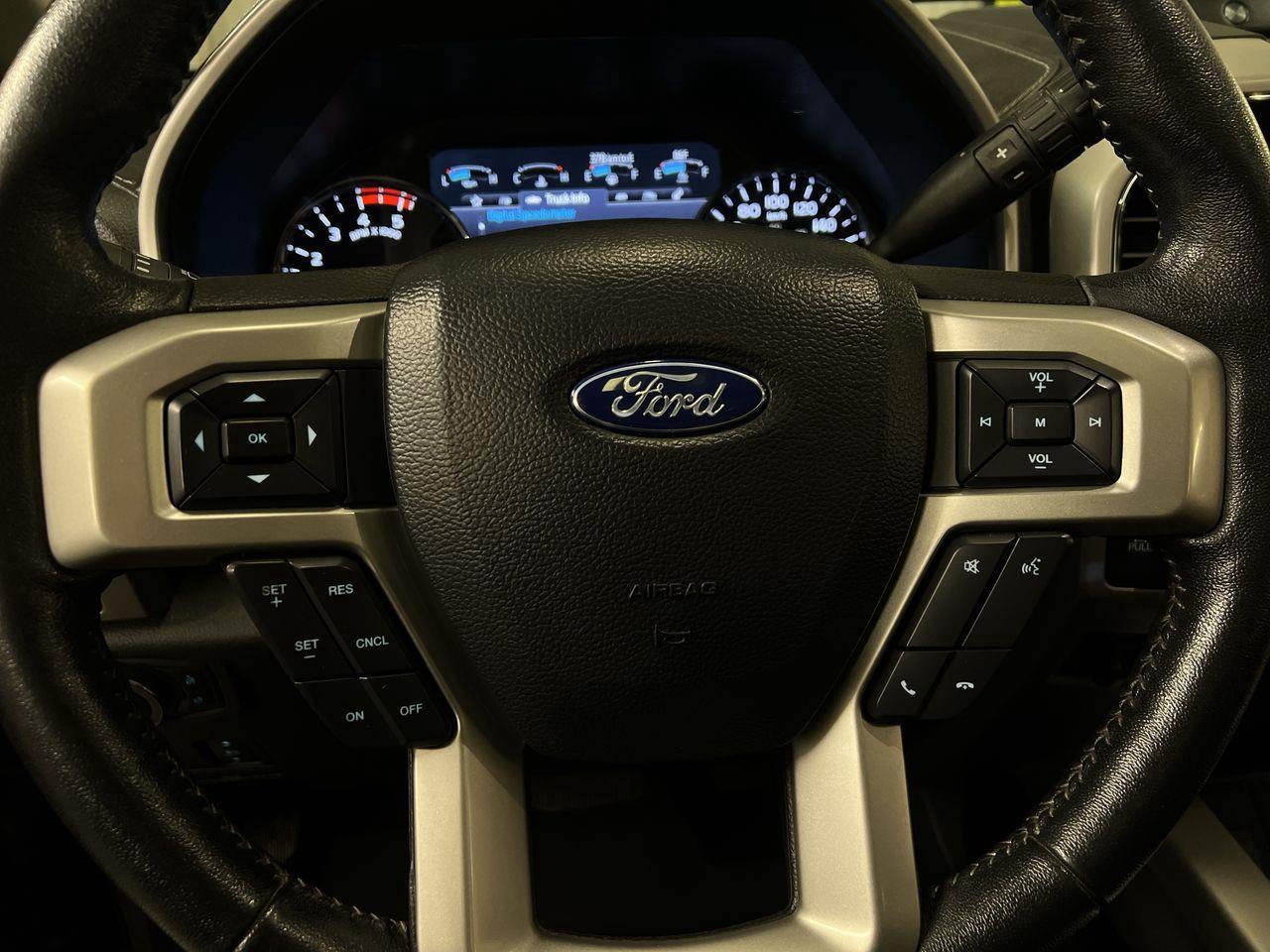 2020 Ford F-250 Lariat 4X4, MOONROOF, HEATED LEATHER SEATS, NAV, BACK UP CAM, HEATED STEERING WHEEL!! Photo