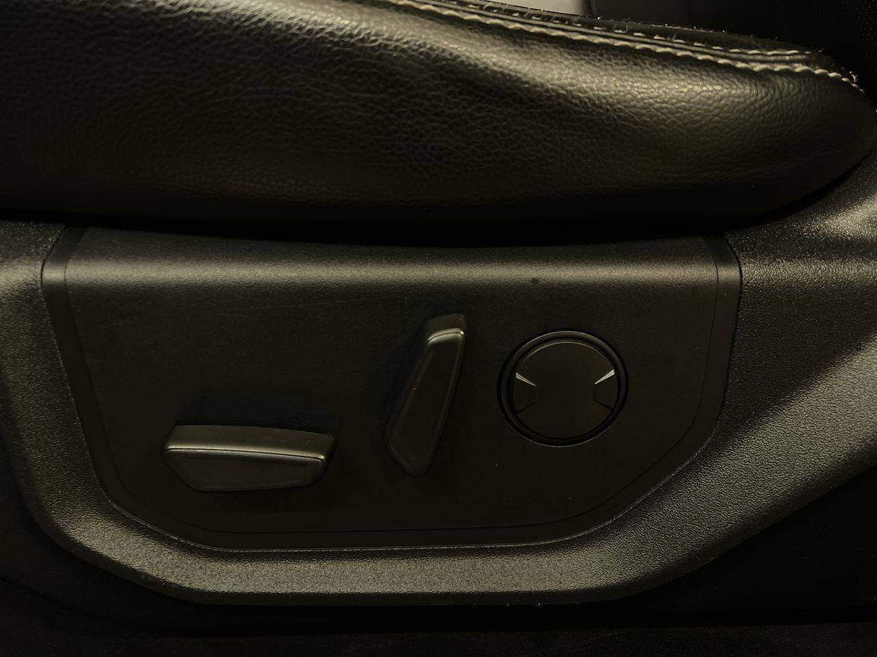 2020 Ford F-250 Lariat 4X4, MOONROOF, HEATED LEATHER SEATS, NAV, BACK UP CAM, HEATED STEERING WHEEL!! Photo