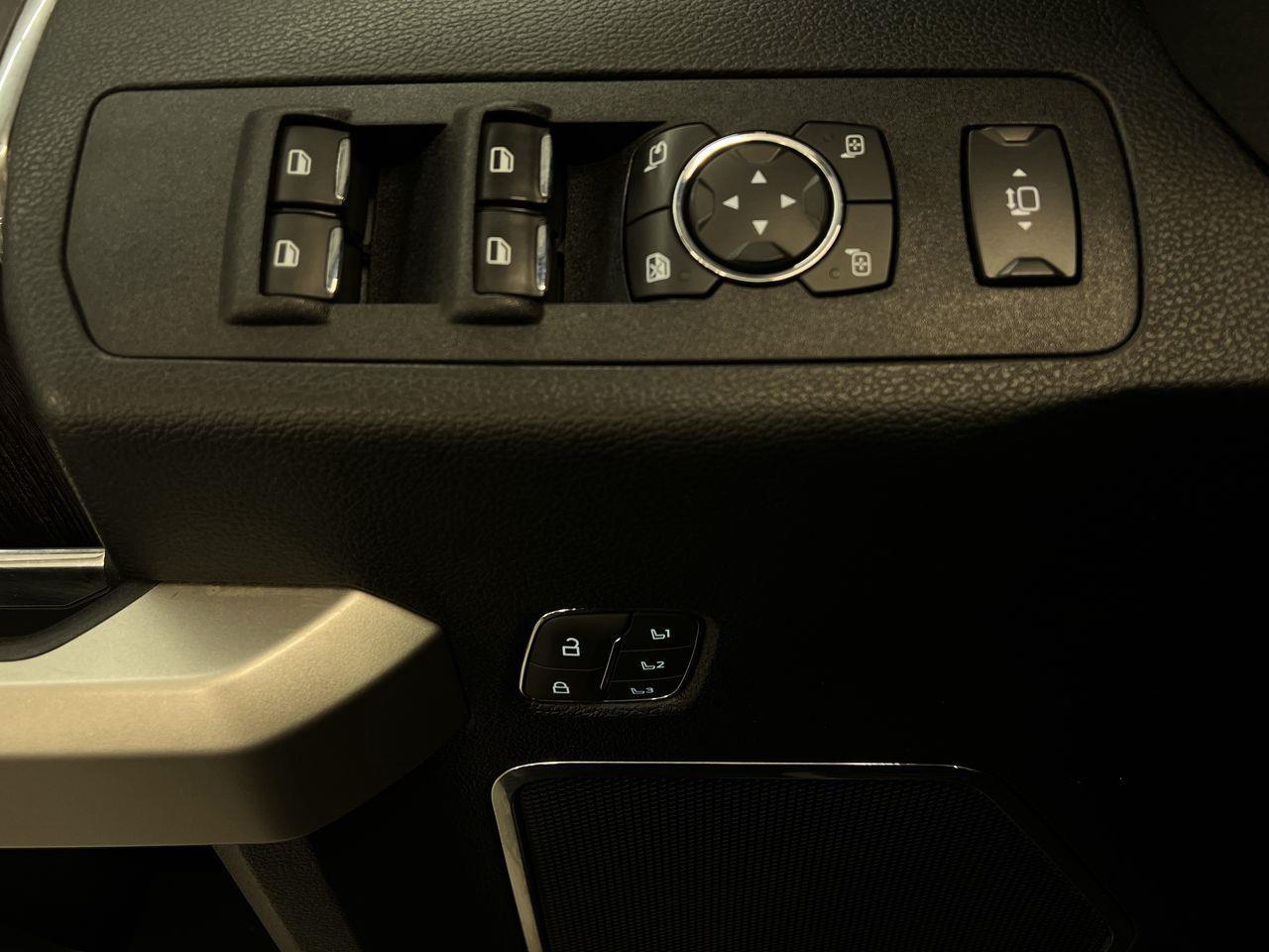 2020 Ford F-250 Lariat 4X4, MOONROOF, HEATED LEATHER SEATS, NAV, BACK UP CAM, HEATED STEERING WHEEL!! Photo