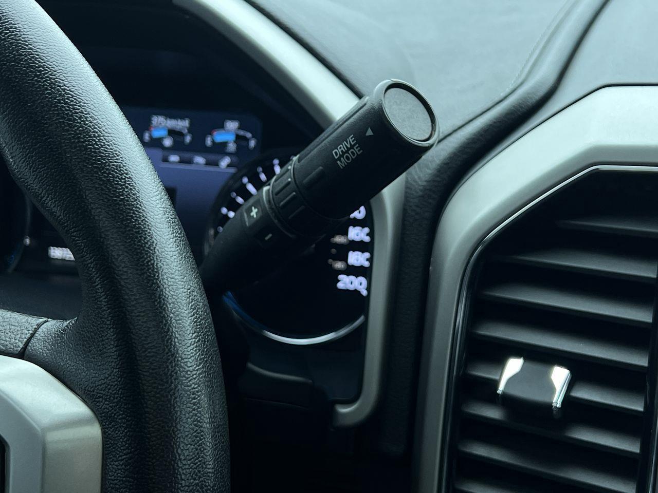 2020 Ford F-250 Lariat 4X4, MOONROOF, HEATED LEATHER SEATS, NAV, BACK UP CAM, HEATED STEERING WHEEL!! Photo