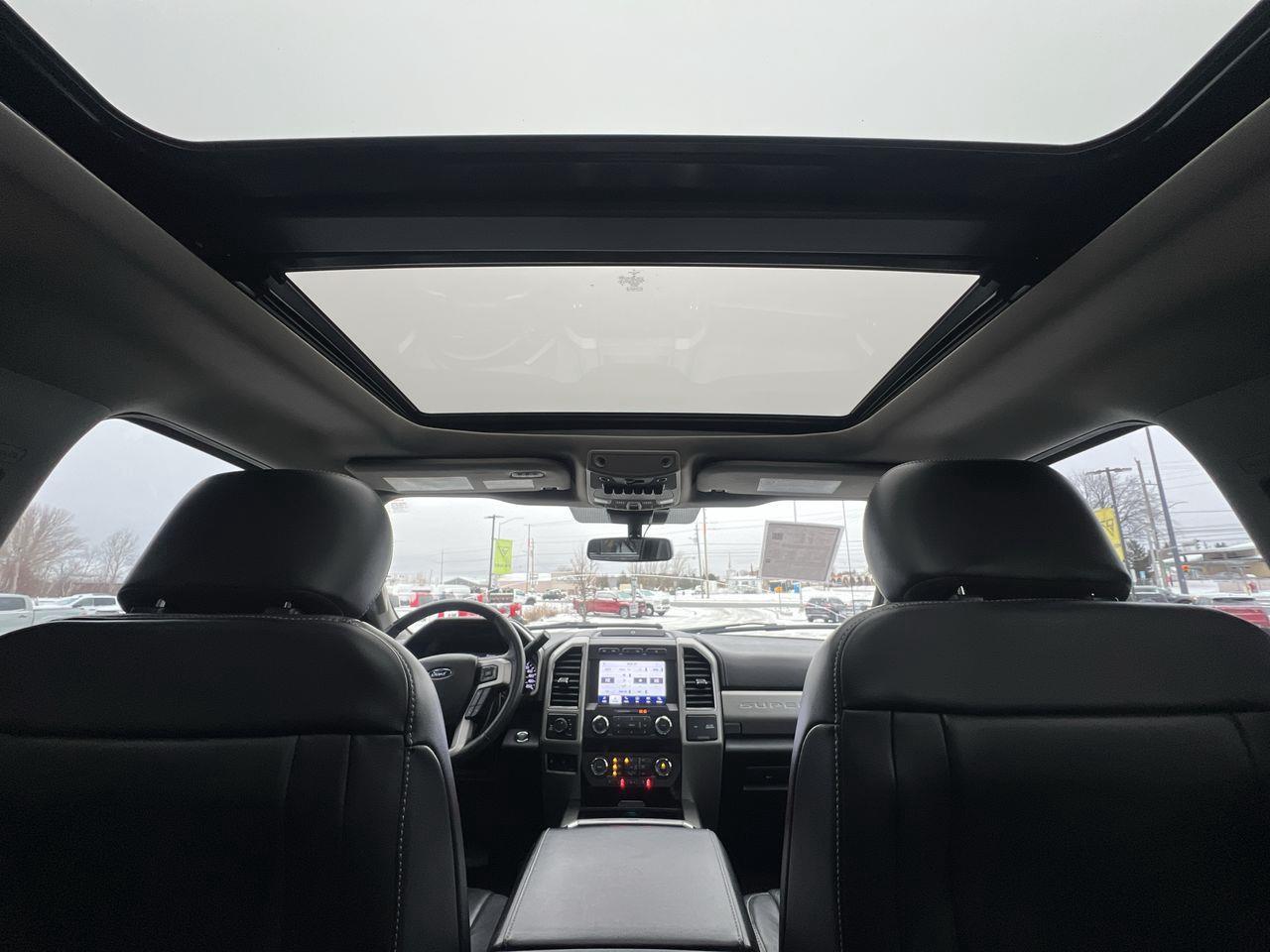 2020 Ford F-250 Lariat 4X4, MOONROOF, HEATED LEATHER SEATS, NAV, BACK UP CAM, HEATED STEERING WHEEL!! Photo