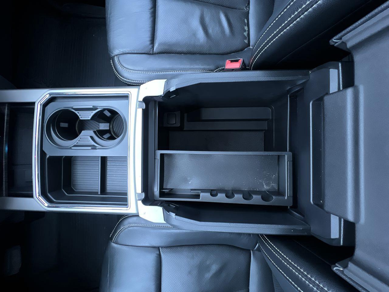 2020 Ford F-250 Lariat 4X4, MOONROOF, HEATED LEATHER SEATS, NAV, BACK UP CAM, HEATED STEERING WHEEL!! Photo