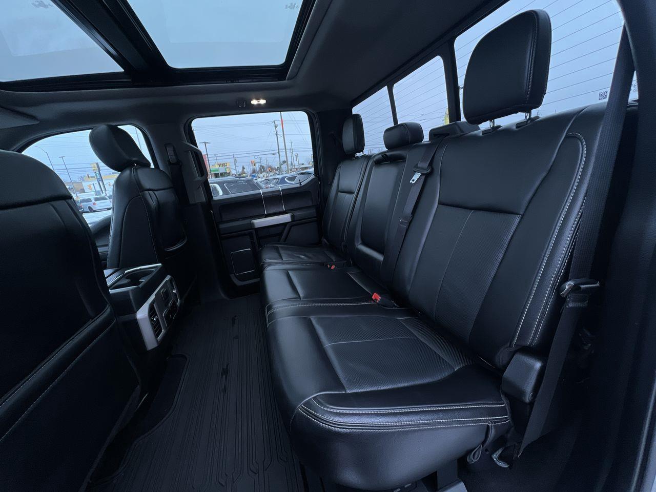 2020 Ford F-250 Lariat 4X4, MOONROOF, HEATED LEATHER SEATS, NAV, BACK UP CAM, HEATED STEERING WHEEL!! Photo