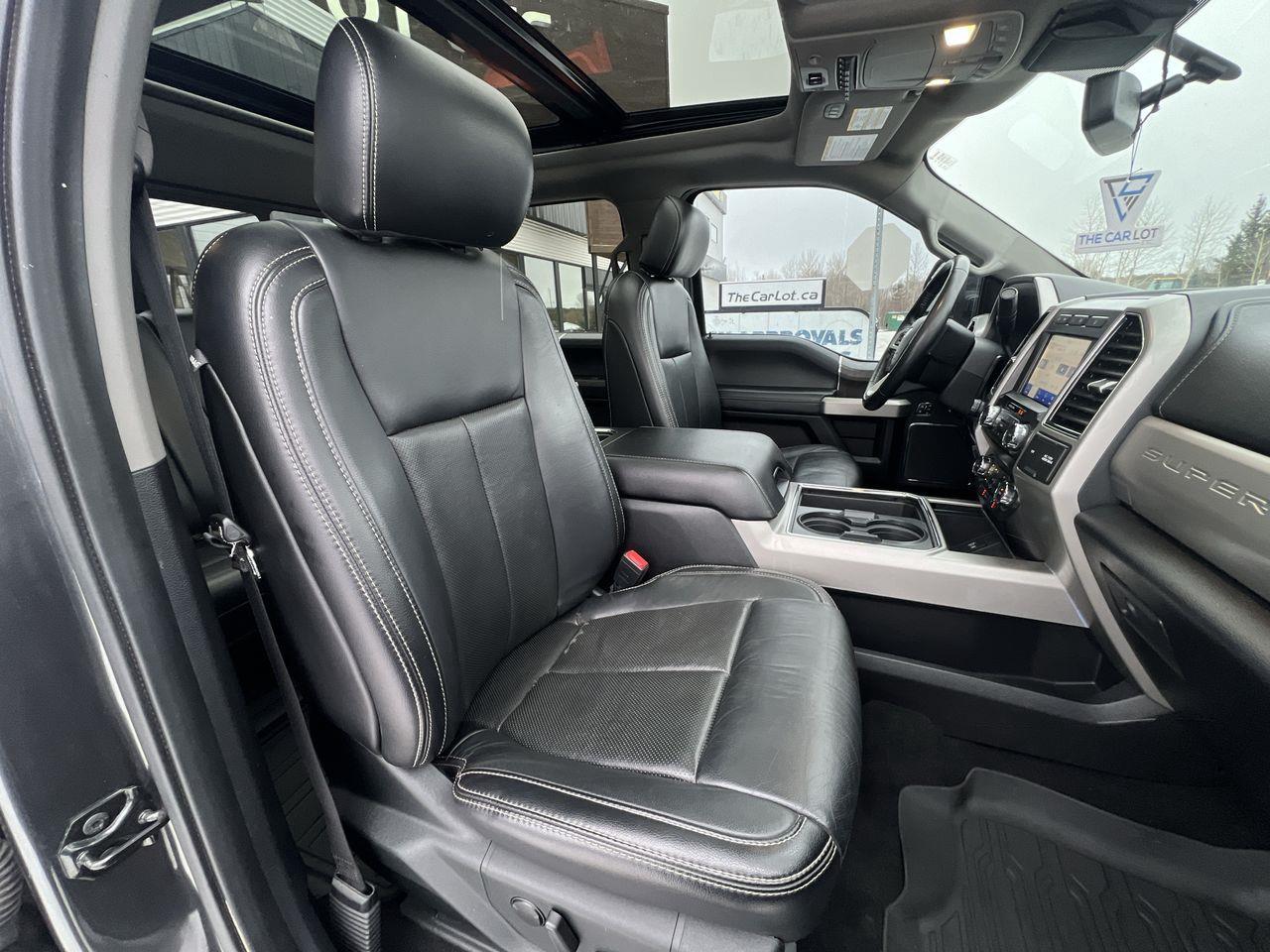 2020 Ford F-250 Lariat 4X4, MOONROOF, HEATED LEATHER SEATS, NAV, BACK UP CAM, HEATED STEERING WHEEL!! Photo