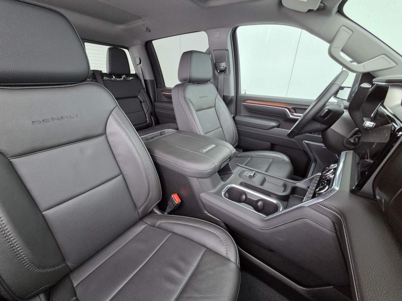 2025 GMC Sierra 2500 Denali Crew Cab 4X4 One Owner | Leather | 20" Wheels Photo