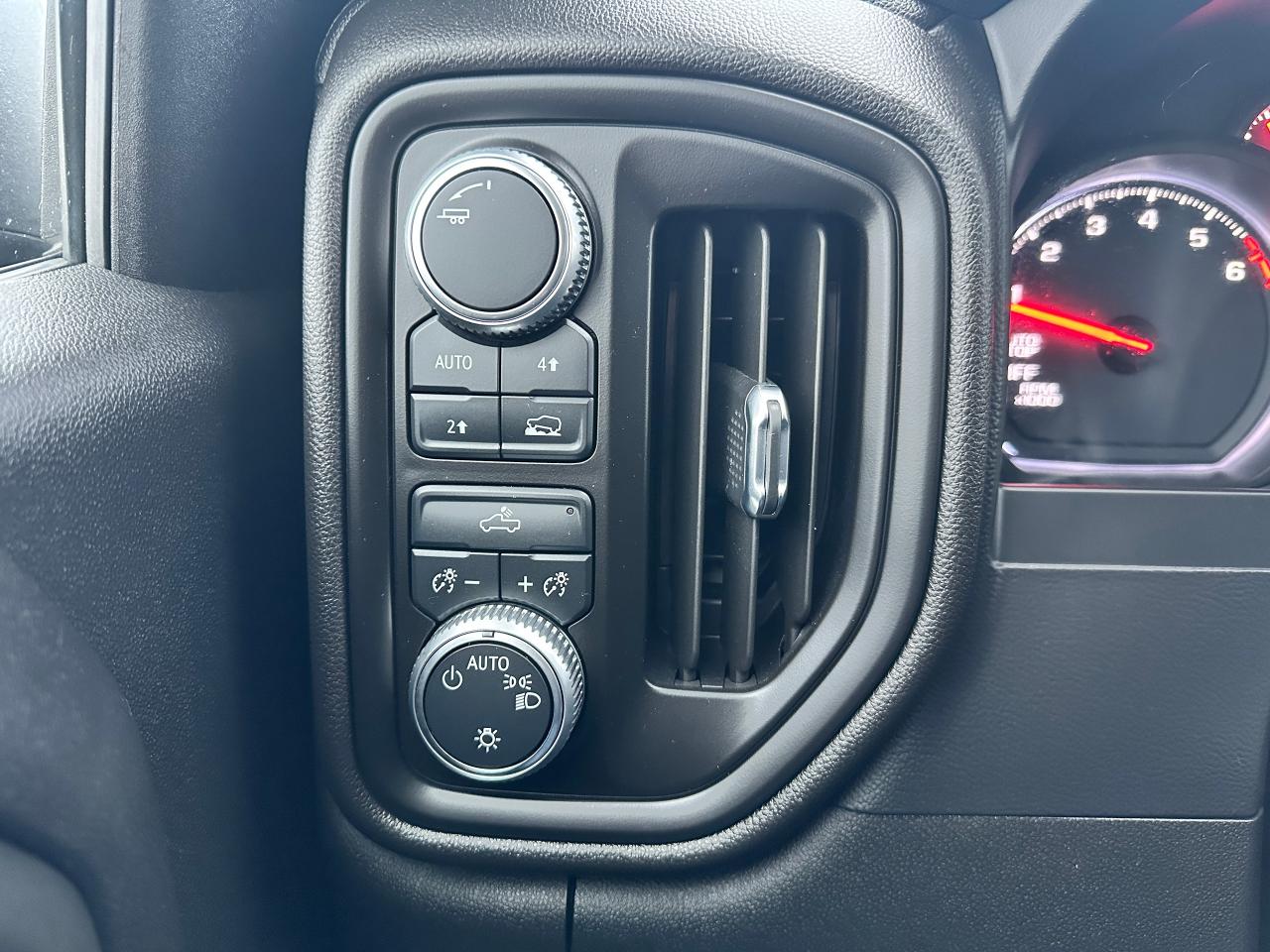 2020 GMC Sierra 1500 4x4Crew Cloth FM AC CarPlay BackupCam Bedliner 2.7 Photo