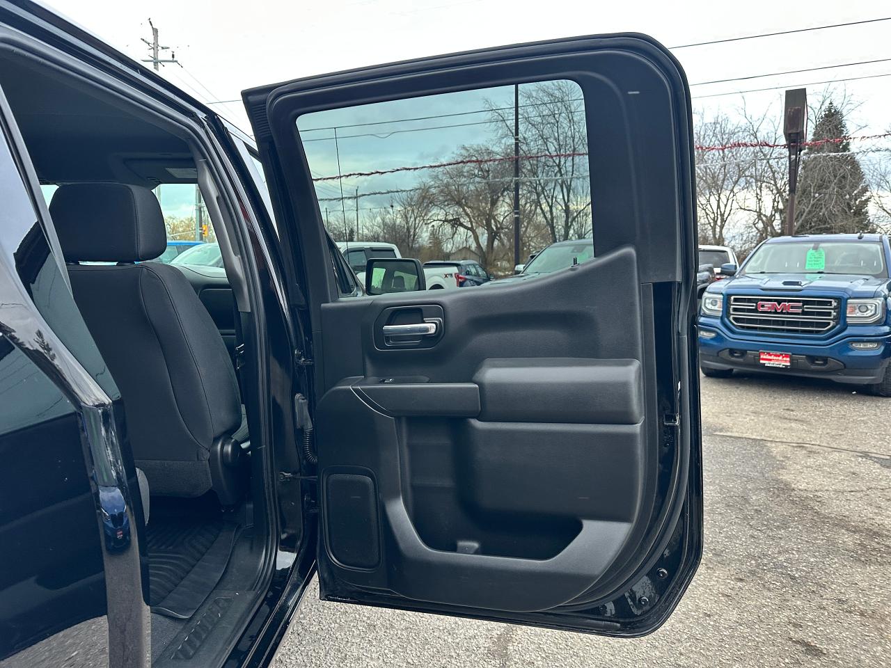 2020 GMC Sierra 1500 4x4Crew Cloth FM AC CarPlay BackupCam Bedliner 2.7 Photo