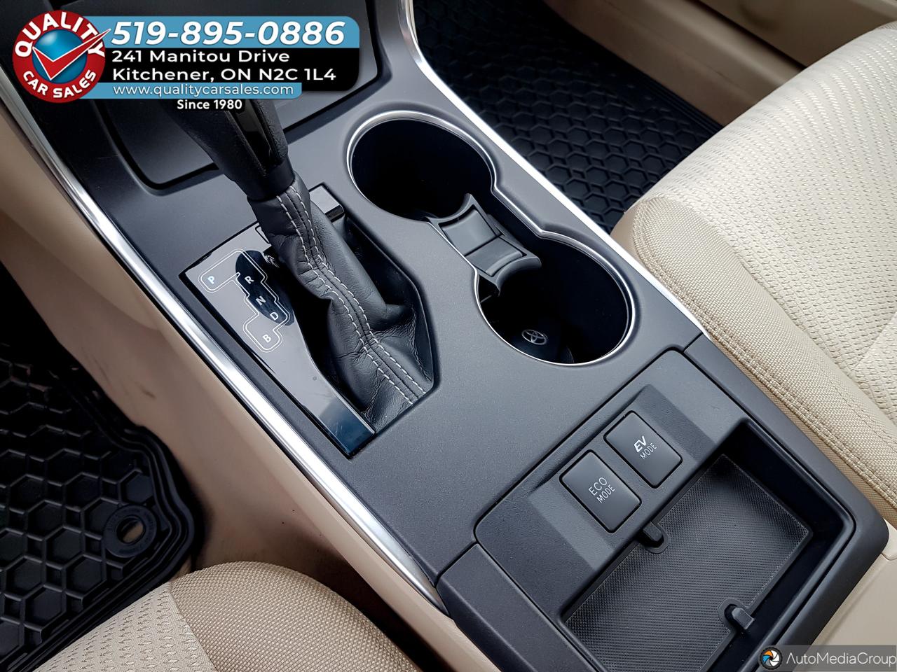 2016 Toyota Camry LE HYBRID *ONLY 70,000 KM* Photo