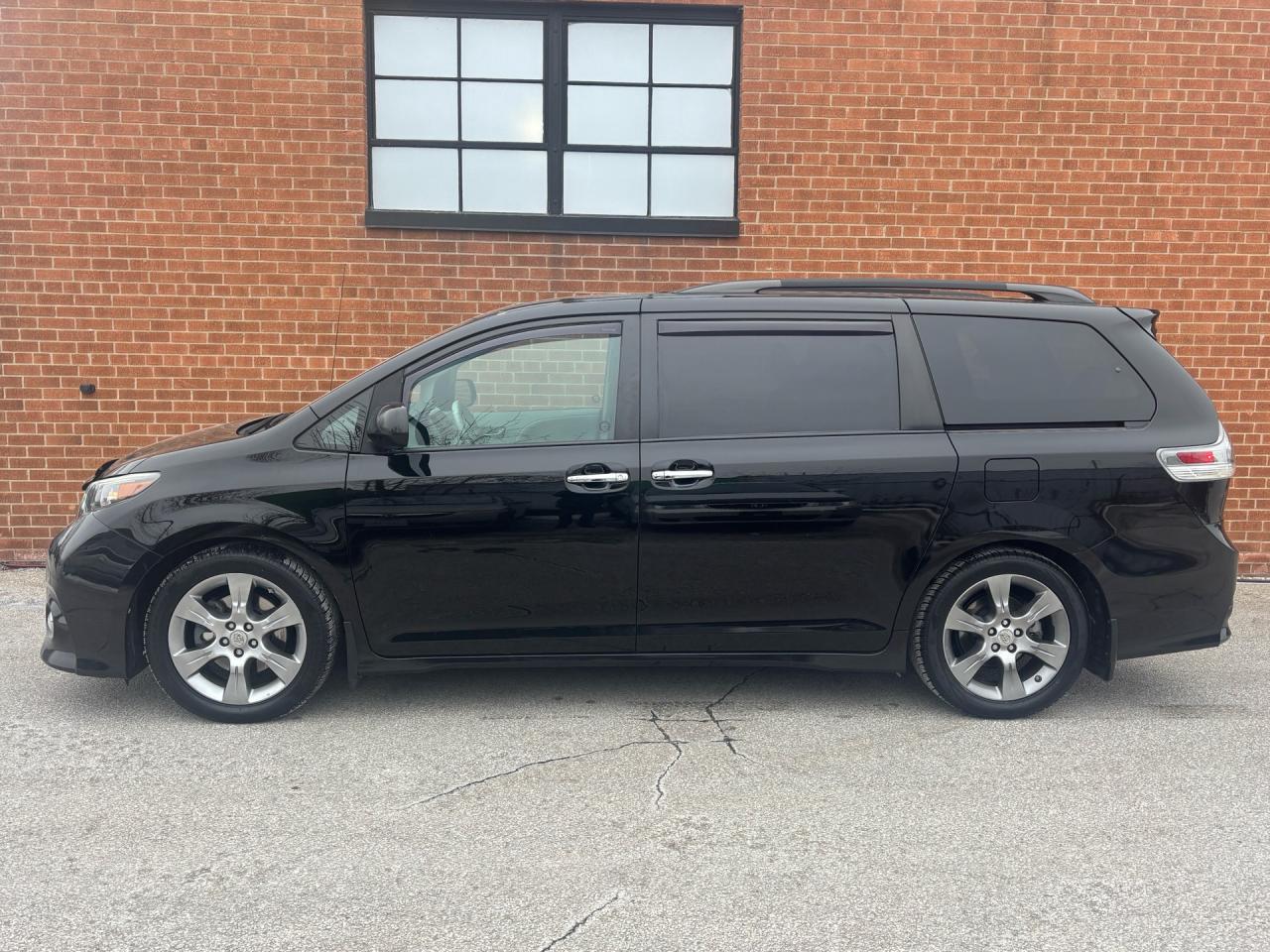 2014 Toyota Sienna SE 8-Pass FWD Photo2