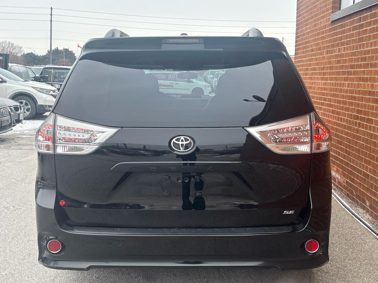 2014 Toyota Sienna SE 8-Pass FWD Photo